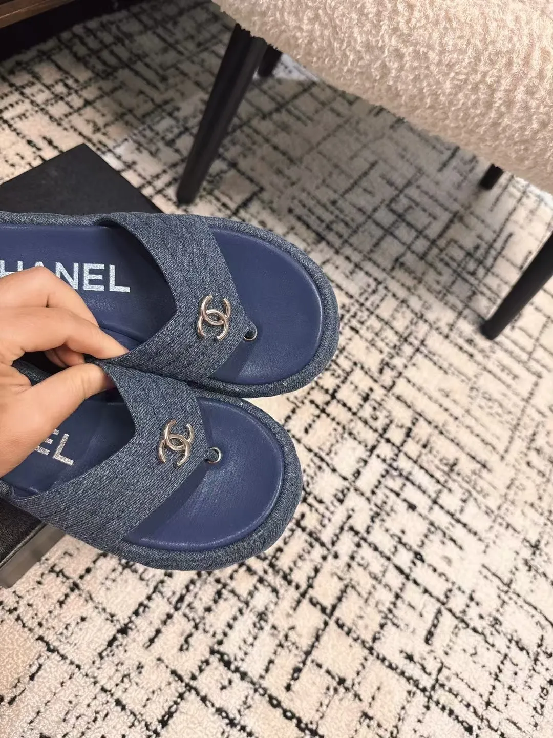👟👟Ex-factory price 502👟👟 High version Chanel new color thick-soled slippers, easy to wear and versatile, must-have high-end tool shoes in summer, upper lambskin & customized denim, lining calfskin, original outsole Size: 35-39 (customized for 40, non-refundable)